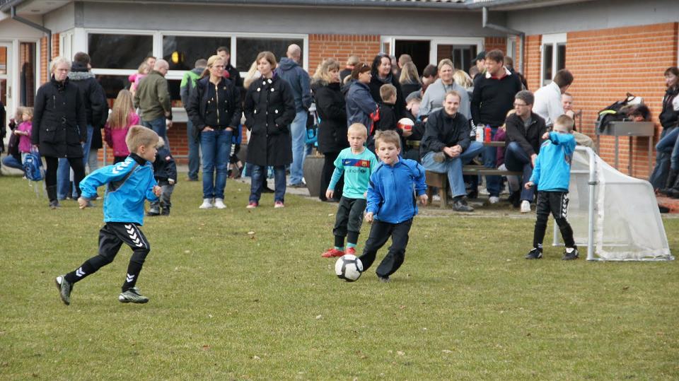 Det bliver 100 kronere dyrere at spille fodbold årligt for U 6 til U 8, mens kontingentstigningen bliver på 200 kr. årligt for spillerne i U 9 og opefter aldersmæssigt. Arkivfoto