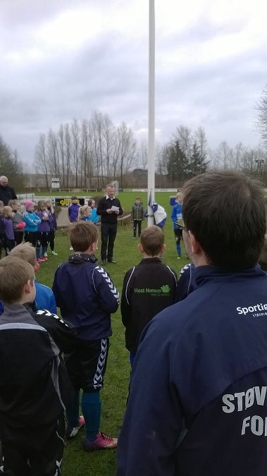 Poul Erik Lykke, SIF-formand i aktion ved standerhejsningen for U 9 til U 12, få timer efter generalforsamlingen lørdag 1. marts. 